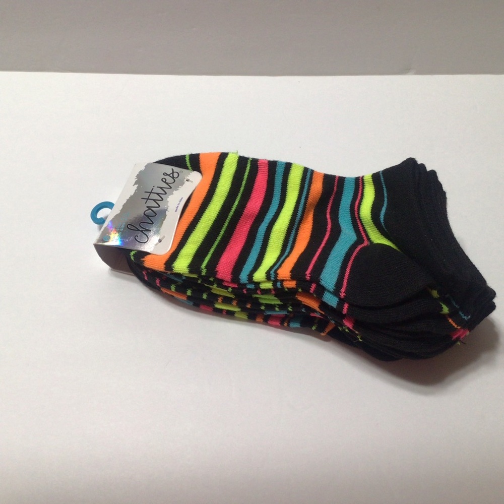 Chatties Women’s 6 Pack Low Cut Black Striped Socks